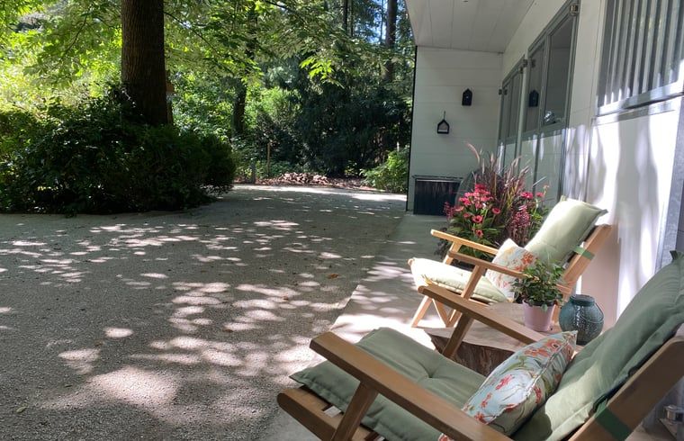 Veranda with chairs at Huisje in Hattem, vacation accommodation in Veluwe, Gelderland.