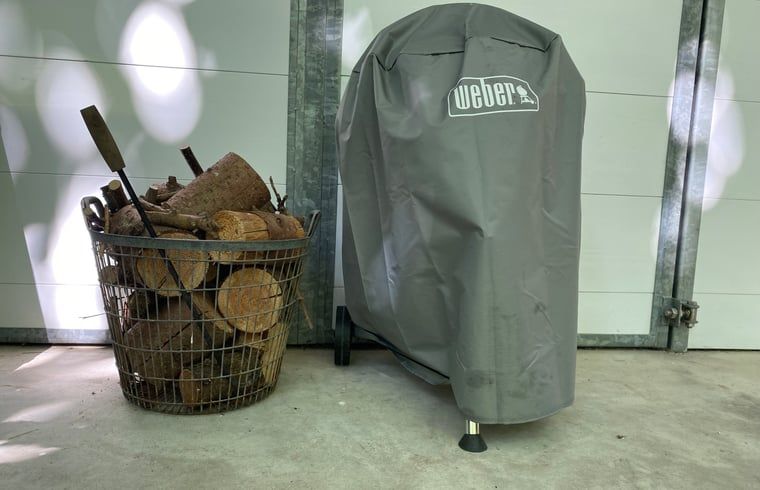 Barbecue and wood storage at Huisje in Hattem, vacation home in the Veluwe, Gelderland.