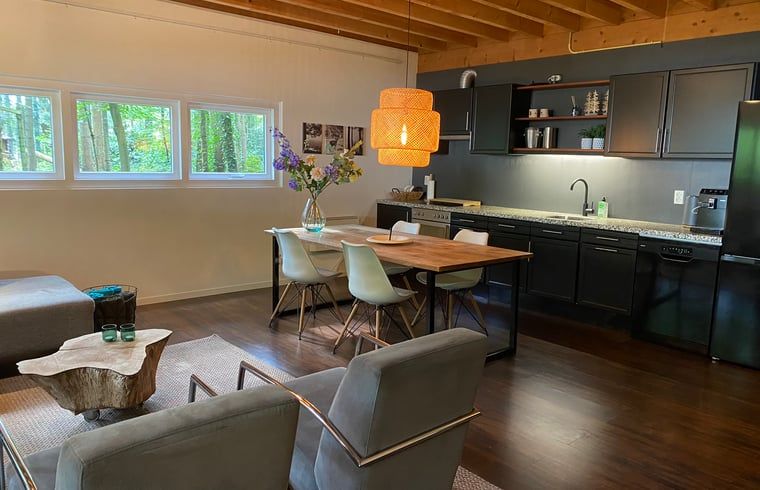 Dining room with view in Cottage in Hattem, vacation accommodation in Veluwe, Gelderland.