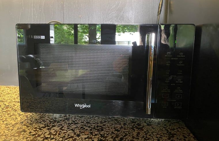 Microwave in Cottage in Hattem, vacation accommodation in Veluwe, Gelderland.