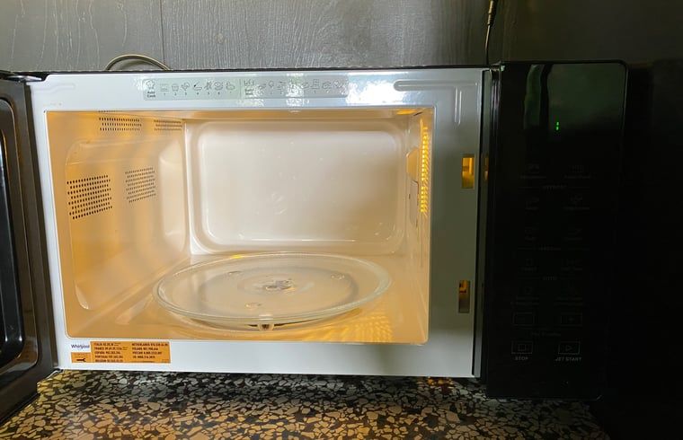 Open microwave in Cottage in Hattem, vacation home in Veluwe, Gelderland.