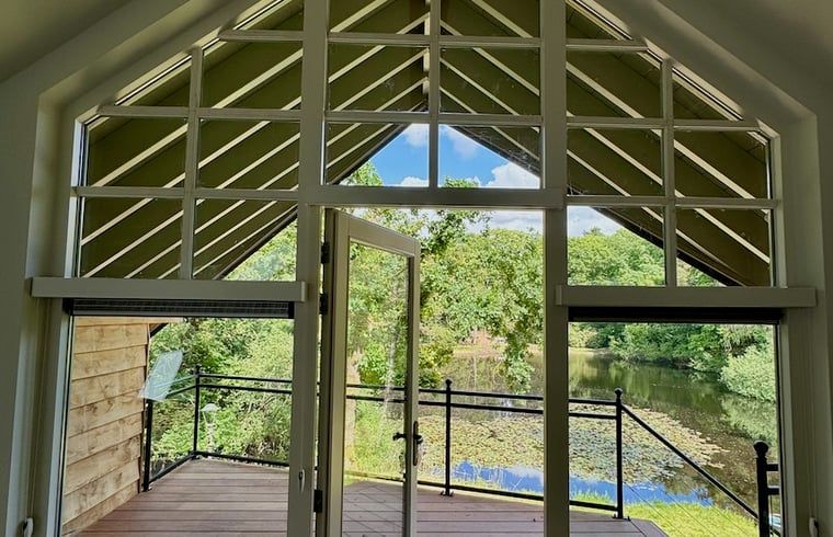 Panoramablick vom Ferienhaus in Hattem, mit einem Balkon mit Blick auf die Veluwe Natur.