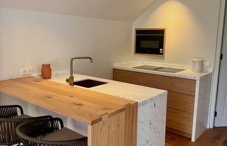 Moderne Kueche im Ferienhaus in Hattem mit Holz- und Marmorakzenten, Veluwe, Gelderland.