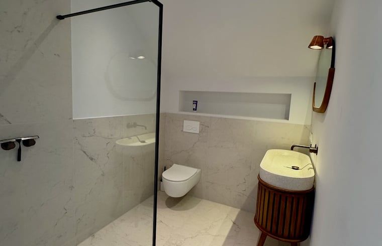 Stilvolles Badezimmer im Ferienhaus in Hattem mit Marmorverkleidung, Veluwe, Gelderland.