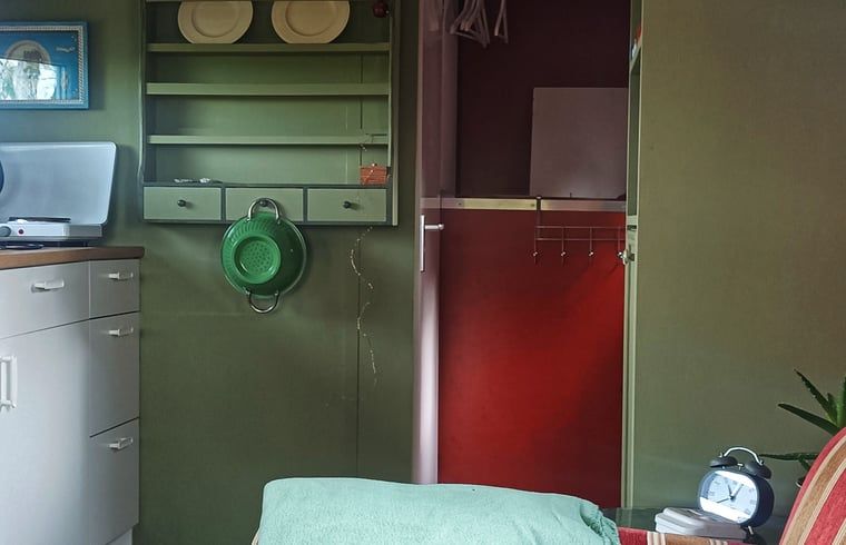 Keukenhoek van Vakantiehuis in Doornspijk, Veluwe, Gelderland met praktische voorzieningen.