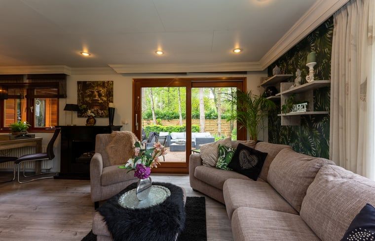 Vakantiehuis in Doornspijk, Veluwe, omgeven door weelderige tuin en serene natuur.