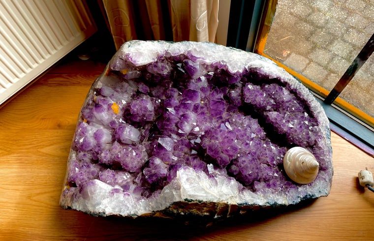 Beleuchteter Schrank mit Kunst in Cottage in Doornspijk, Ferienhaus in Veluwe, Gelderland.