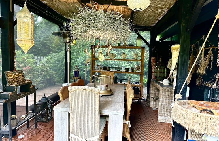 Rustikale Dekoration auf der Terrasse von Cottage in Doornspijk, Ferienhaus in der Veluwe.