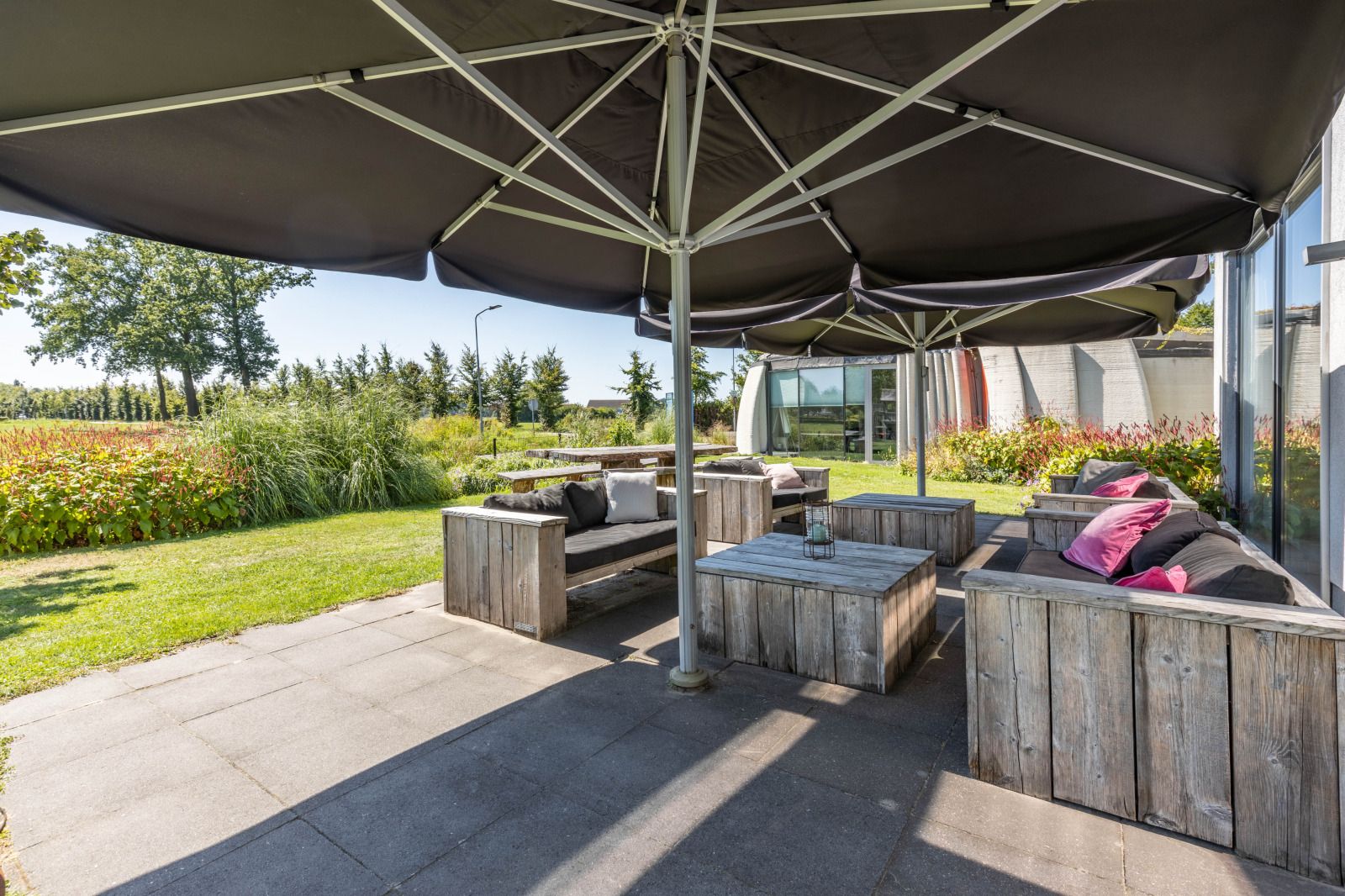 Modern kitchen in vacation home DG2126, Teuge, Veluwe, Gelderland, with luxury appliances and stylish furnishings.