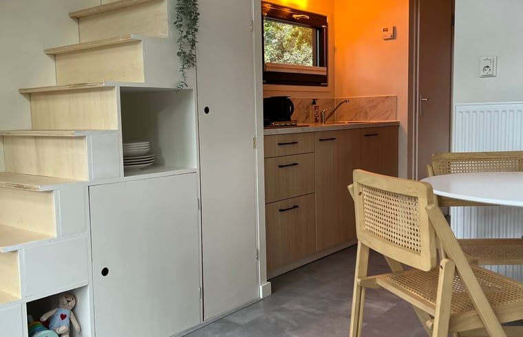 Cozy indoor cottage in Lieren with compact kitchen.