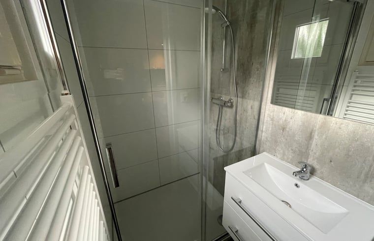 Modern bathroom in vacation home Cottage in Lieren with shower, Veluwe, Gelderland.