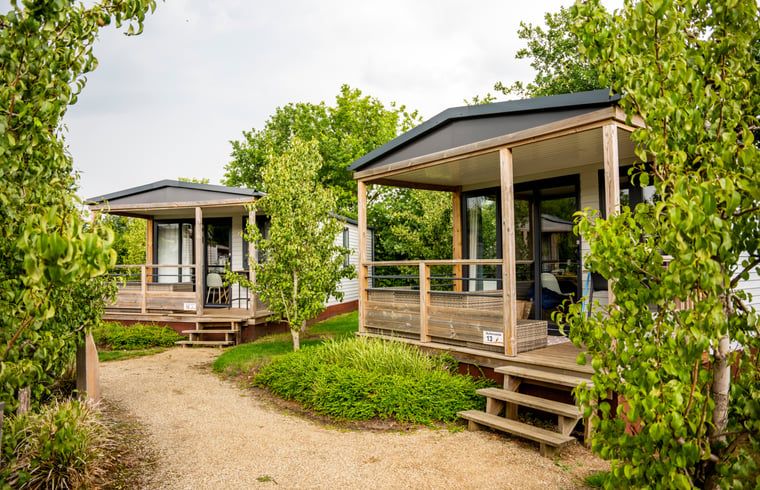 Zwei Ferienhaeuser in Lieren, Veluwe, Gelderland mit schoenen Holzterrassen.