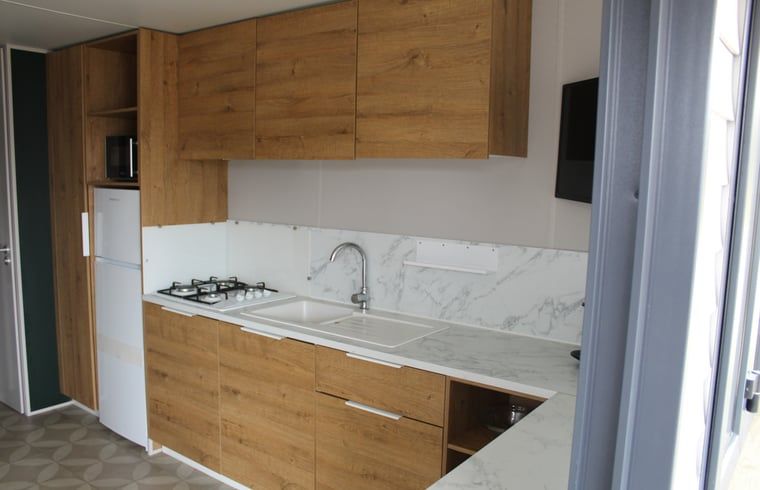 Stilvolle Kueche in einem Ferienhaus in Lieren, Veluwe, Gelderland mit Holzoberflaeche.