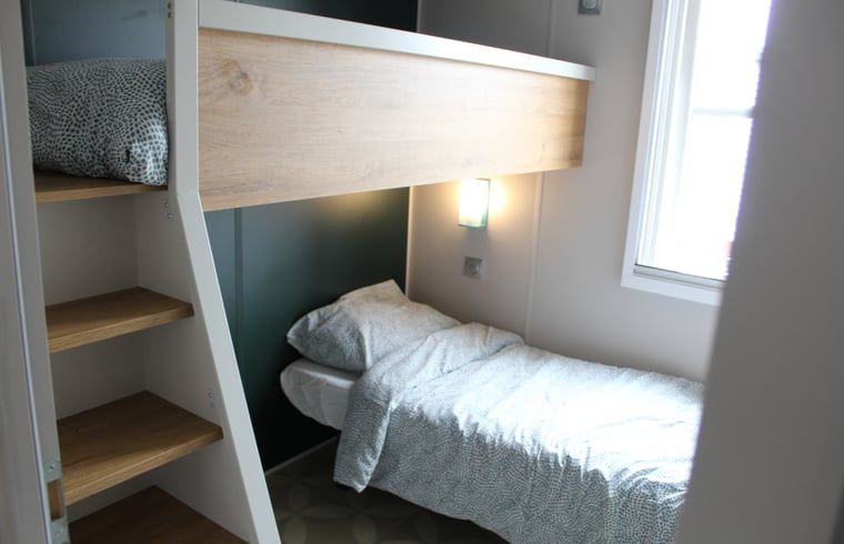 Kinderzimmer in einem Ferienhaus in Lieren, Veluwe, Gelderland mit Etagenbetten und verspielten Moebeln.