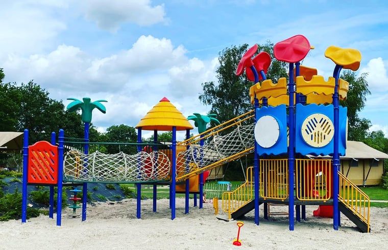 Bunter Spielplatz im Ferienhaus in Lieren, Veluwe, Gelderland fuer Kinder.