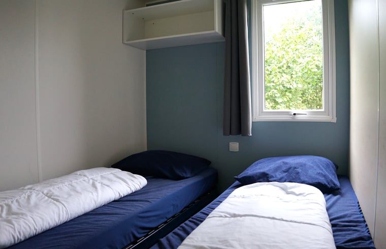 Schlafzimmer mit zwei Betten in Cottage in Lieren, Ferienunterkunft in der Veluwe in Gelderland.