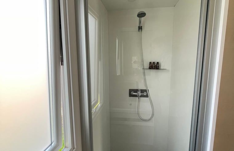 Moderne Dusche im Ferienhaus in Lieren, Ferienhaus an der Veluwe in Gelderland.