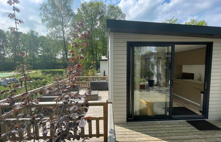 Gezellig terras bij Vakantiehuis in Lieren, Veluwe, Gelderland met uitzicht op de natuur.
