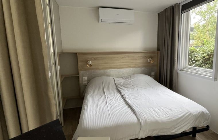 Slaapkamer in Vakantiehuis in Lieren, Veluwe, Gelderland met tweepersoonsbed en serene uitstraling.