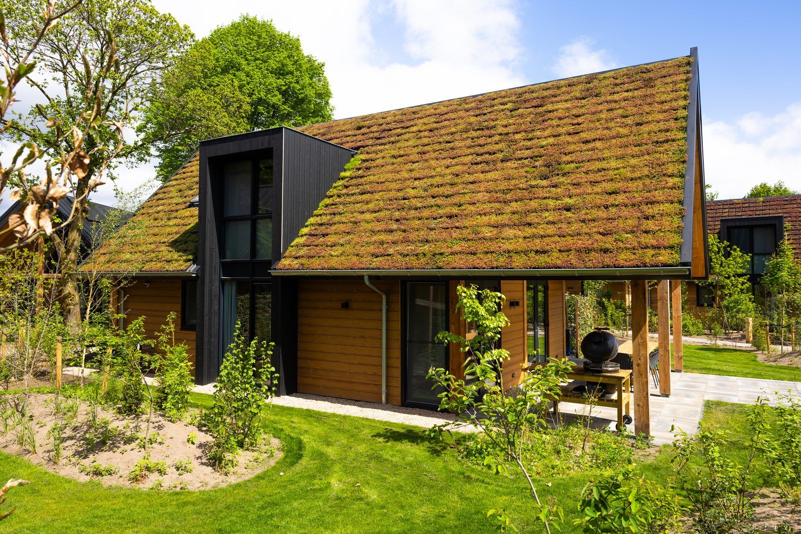 Green Roof of Forest Villa mit Whirlpool & Sauna in Wekerom, Veluwe, Gelderland. Geniessen Sie Ruhe und Frieden in diesem Ferienhaus fuer sechs Personen.
