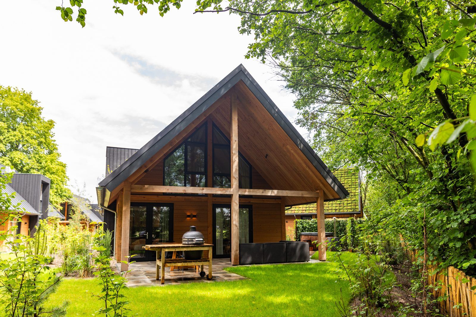 Rustikale Veranda der Bos Villa mit Whirlpool & Sauna in Wekerom, Veluwe, Gelderland. Perfektes Ferienhaus fuer sechs Personen.