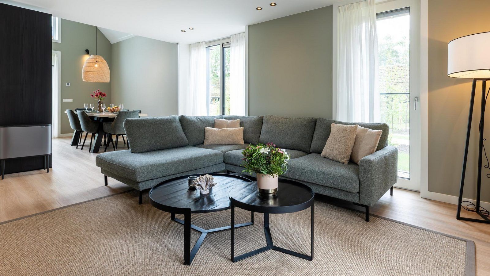 Modernes Wohnzimmer in Waldvilla mit Whirlpool & Sauna in Wekerom, Veluwe, Gelderland. Ferienhaus fuer sechs Personen.