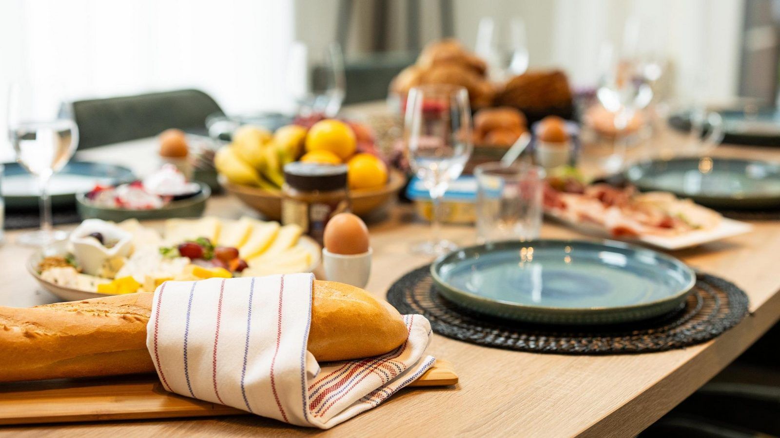 Reichlich gedeckter Tisch in Bos Villa mit Whirlpool & Sauna in Wekerom, Veluwe, Gelderland. Ferienhaus fuer sechs Personen.