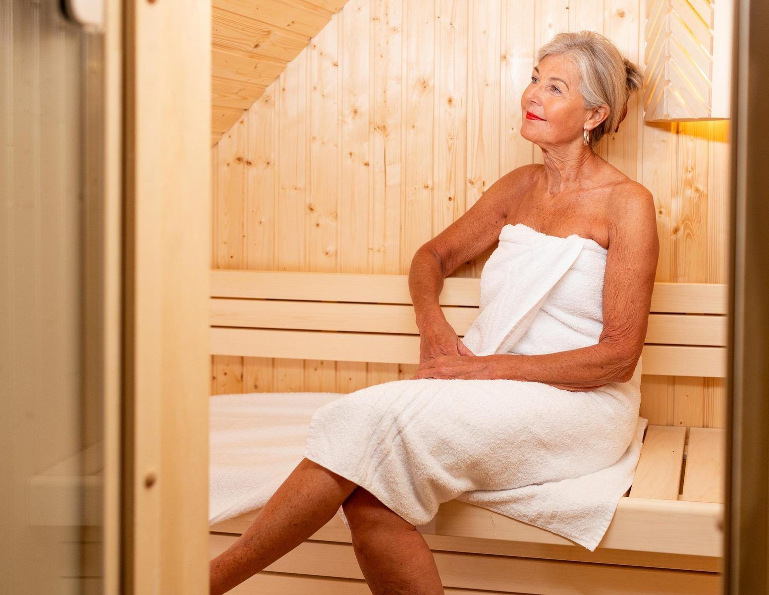 Entspannen Sie sich in der Sauna von Bos Villa mit Whirlpool & Sauna in Wekerom, Veluwe, Gelderland. Ferienhaus fuer sechs Personen.