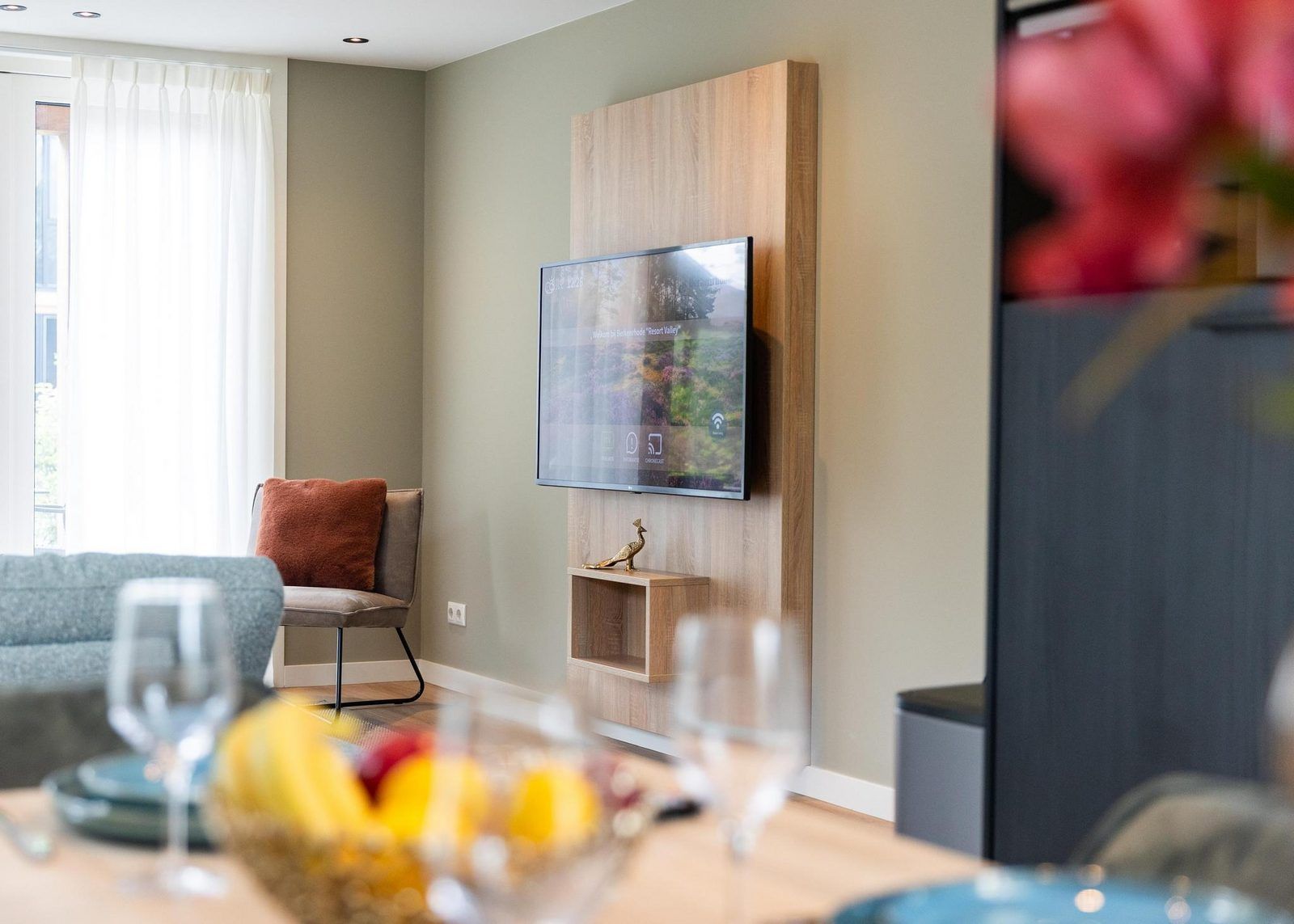 Luxurioese TV-Ecke in Waldvilla mit Whirlpool & Sauna in Wekerom, Veluwe, Gelderland. Ferienhaus fuer sechs Personen.