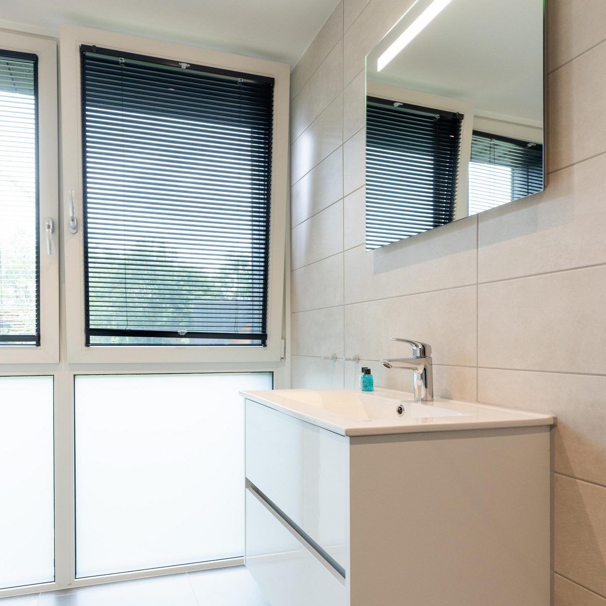 Modernes Badezimmer in Waldvilla mit Whirlpool & Sauna in Wekerom, Veluwe, Gelderland. Ferienhaus fuer sechs Personen.