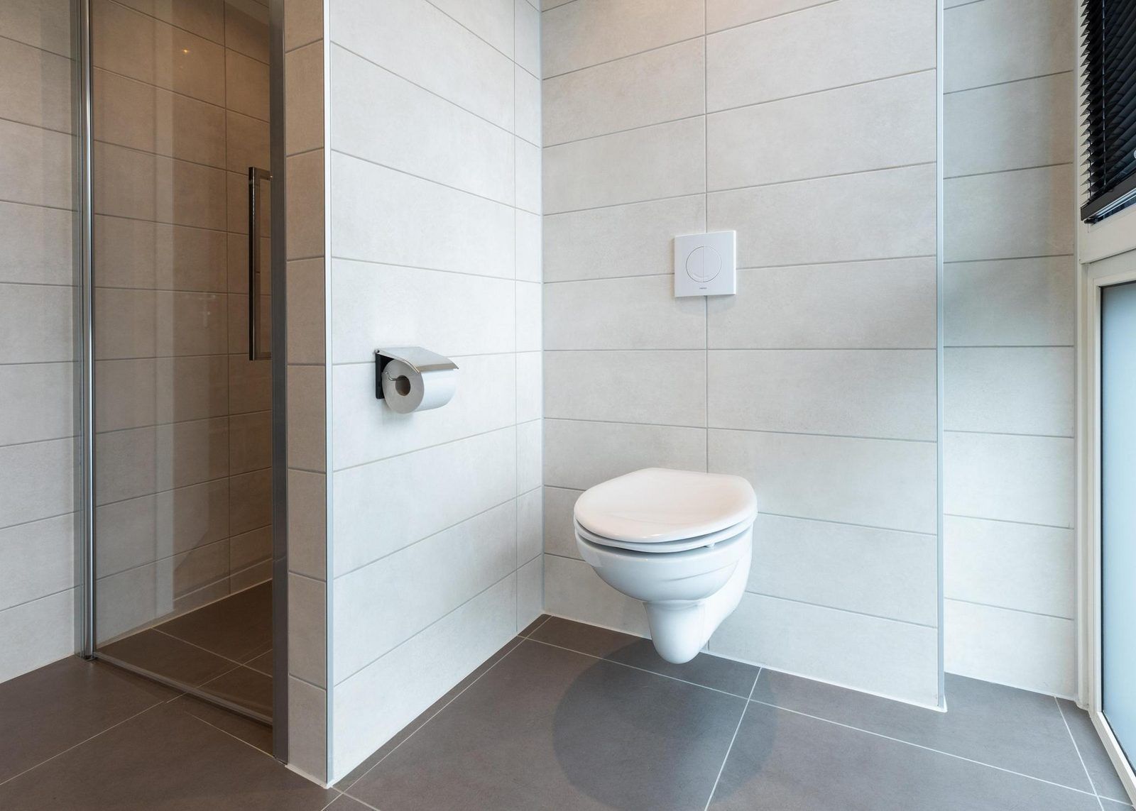 Stilvolles Badezimmer mit Toilette in Waldvilla mit Whirlpool & Sauna in Wekerom, Veluwe, Gelderland. Ferienhaus fuer sechs Personen.