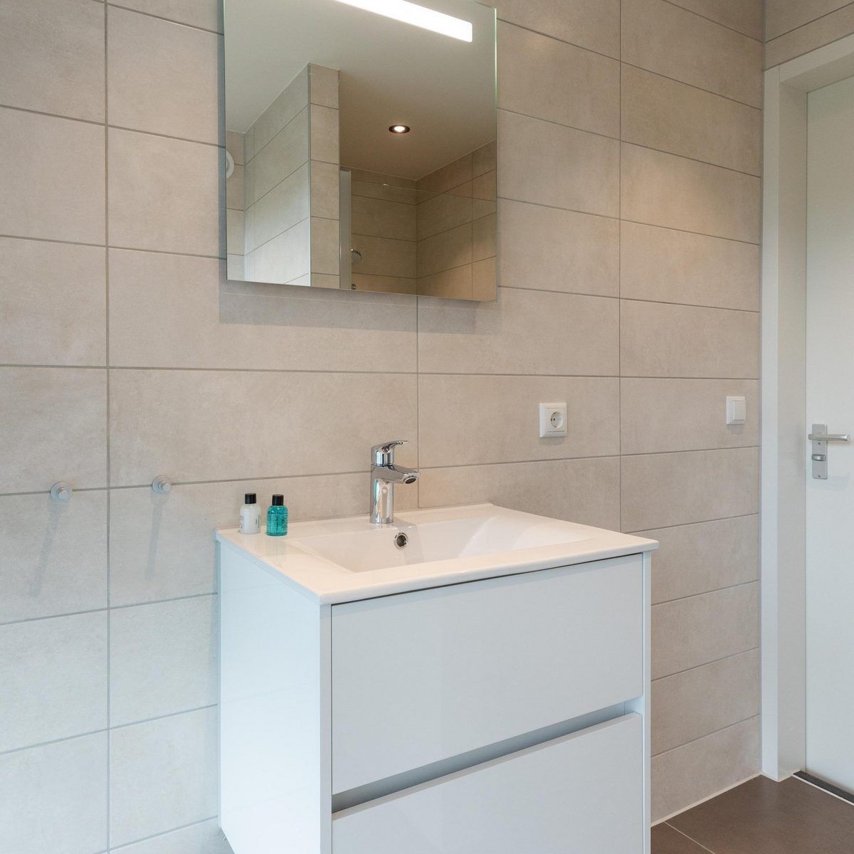 Glattes Waschbecken im Badezimmer der Bos Villa mit Whirlpool & Sauna in Wekerom, Veluwe, Gelderland. Ferienhaus fuer sechs Personen.