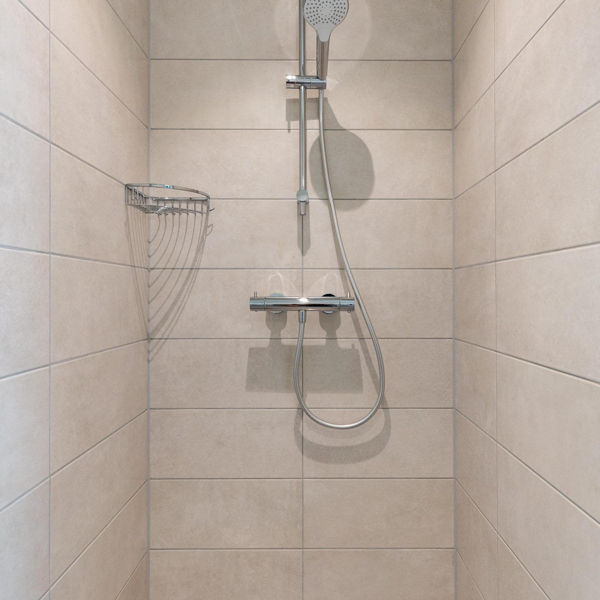 Luxurioese Dusche in Waldvilla mit Whirlpool & Sauna in Wekerom, Veluwe, Gelderland. Ferienhaus fuer sechs Personen.