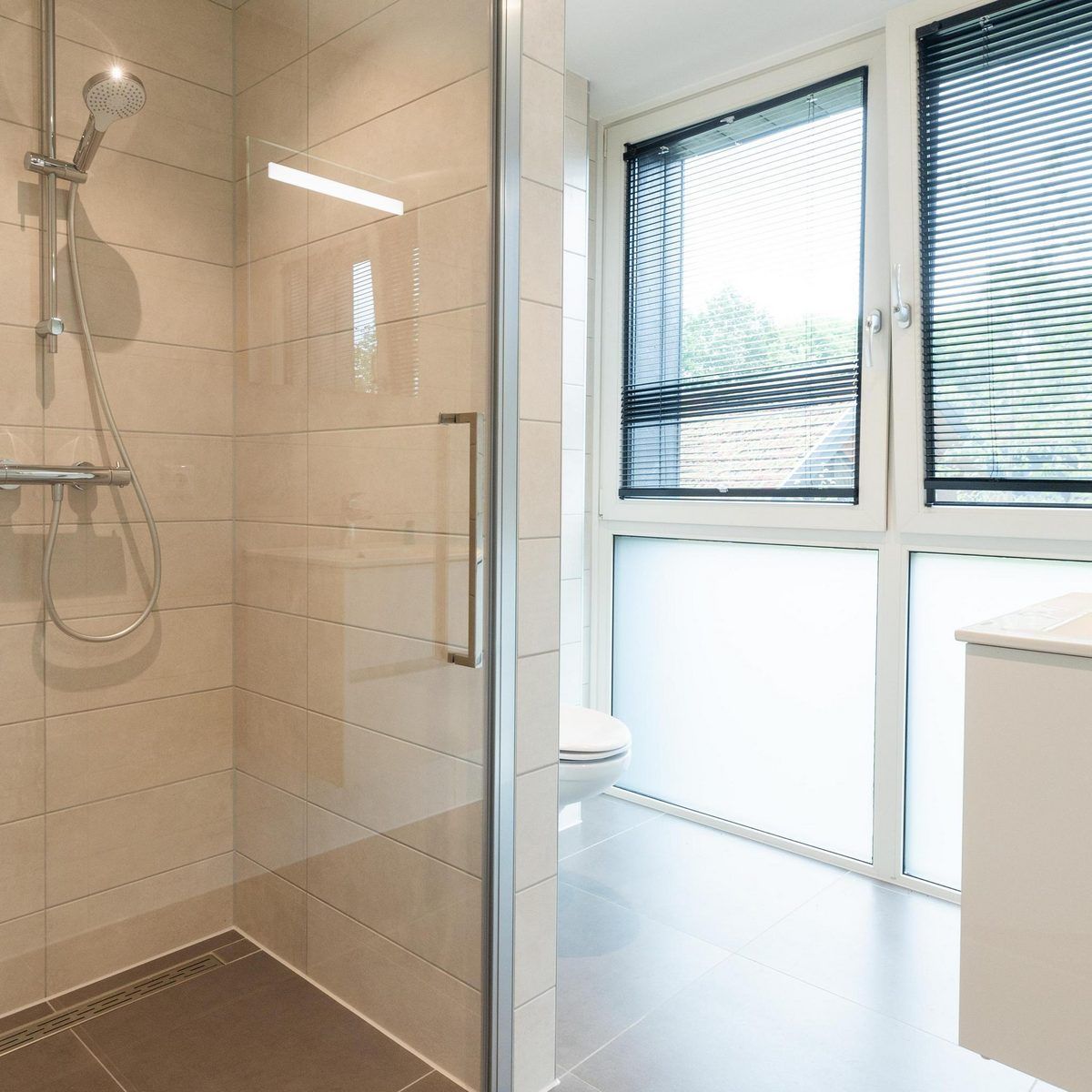 Modernes Badezimmer mit Dusche in Bos Villa mit Whirlpool & Sauna in Wekerom, Veluwe, Gelderland. Ferienhaus fuer sechs Personen.