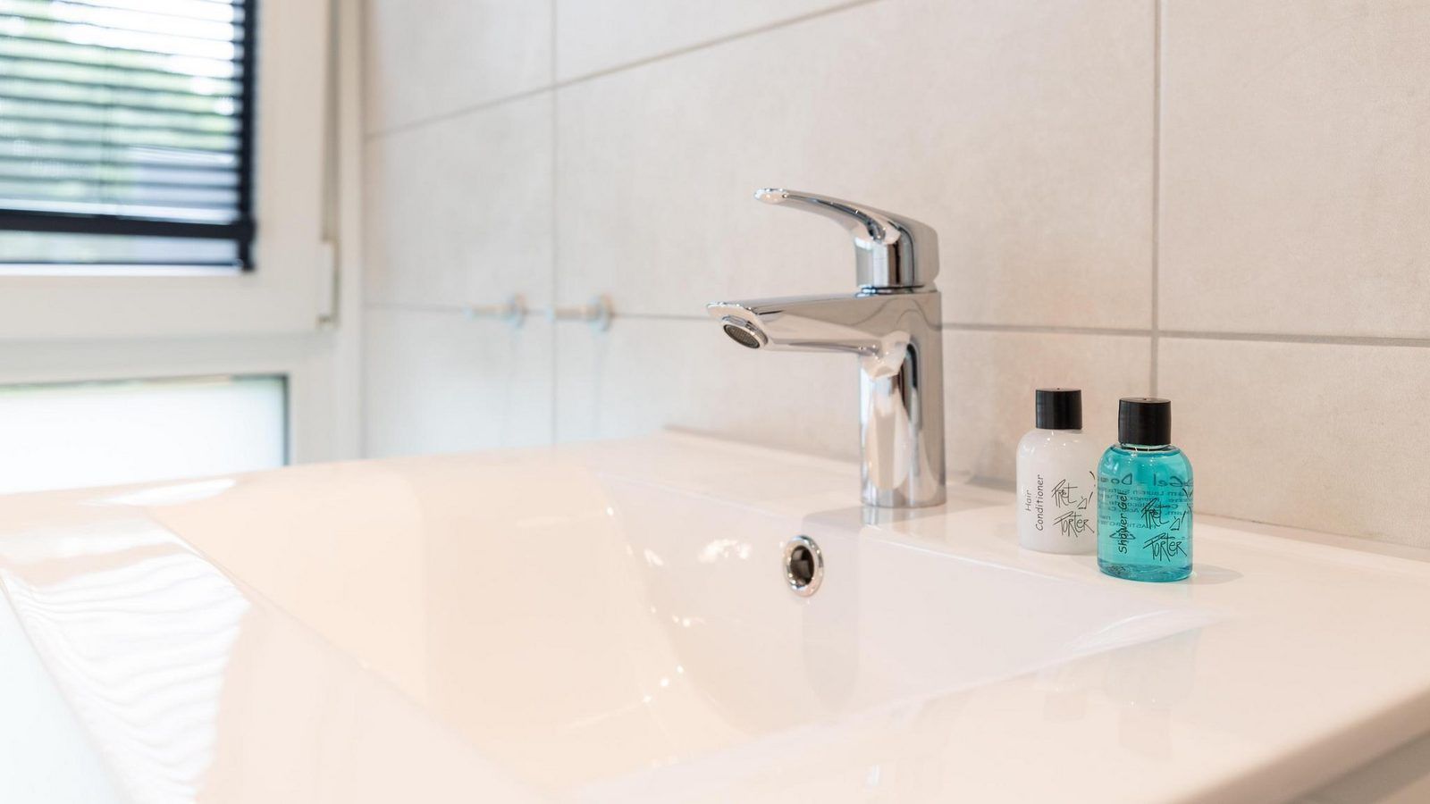 Elegantes Waschbecken mit Annehmlichkeiten in Forest Villa mit Hot tub & Sauna in Wekerom, Veluwe, Gelderland. Ferienhaus fuer sechs Personen.