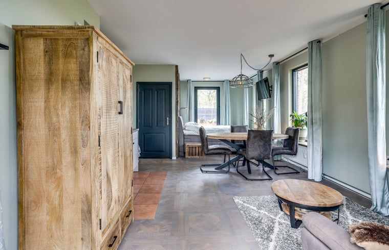 Eetgedeelte in Huisje in Wekerom, vakantiehuis in Wekerom, Veluwe met rustieke houten tafel.