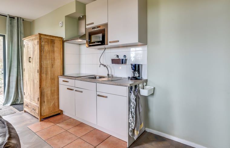 Moderne keuken in Huisje in Wekerom, vakantiehuis in Gelderland, volledig uitgerust voor een comfortabel verblijf.