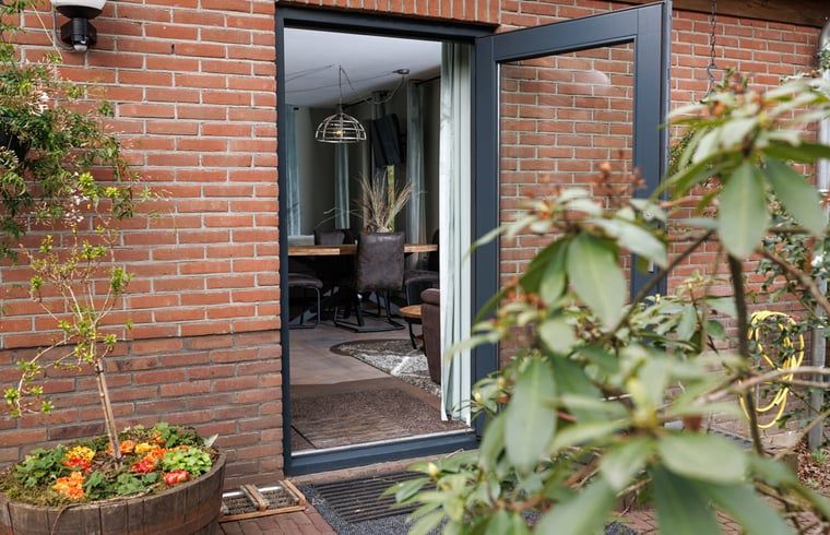 Ingang van Huisje in Wekerom, vakantiehuis in Wekerom, Veluwe met zicht op de groene omgeving.