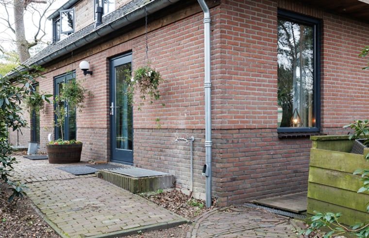 Buitenkant van Huisje in Wekerom, vakantiewoning in Gelderland, omgeven door natuur en rust.