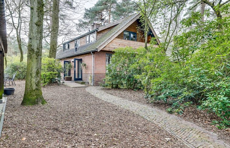 Huisje in Wekerom, vakantiehuis op de Veluwe, Gelderland met charmante tuin en wandelpaden.