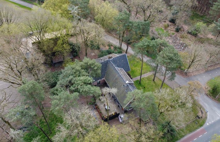 Luchtfoto van Huisje in Wekerom, vakantiehuis in Veluwe, Gelderland omgeven door bos.