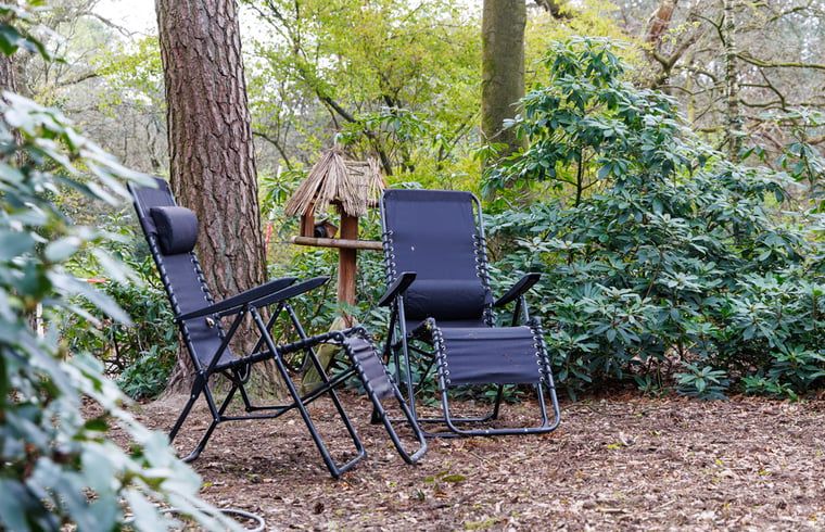 Relaxstoelen in de tuin van Huisje in Wekerom, vakantiehuis op de Veluwe, perfect voor rust en natuur.