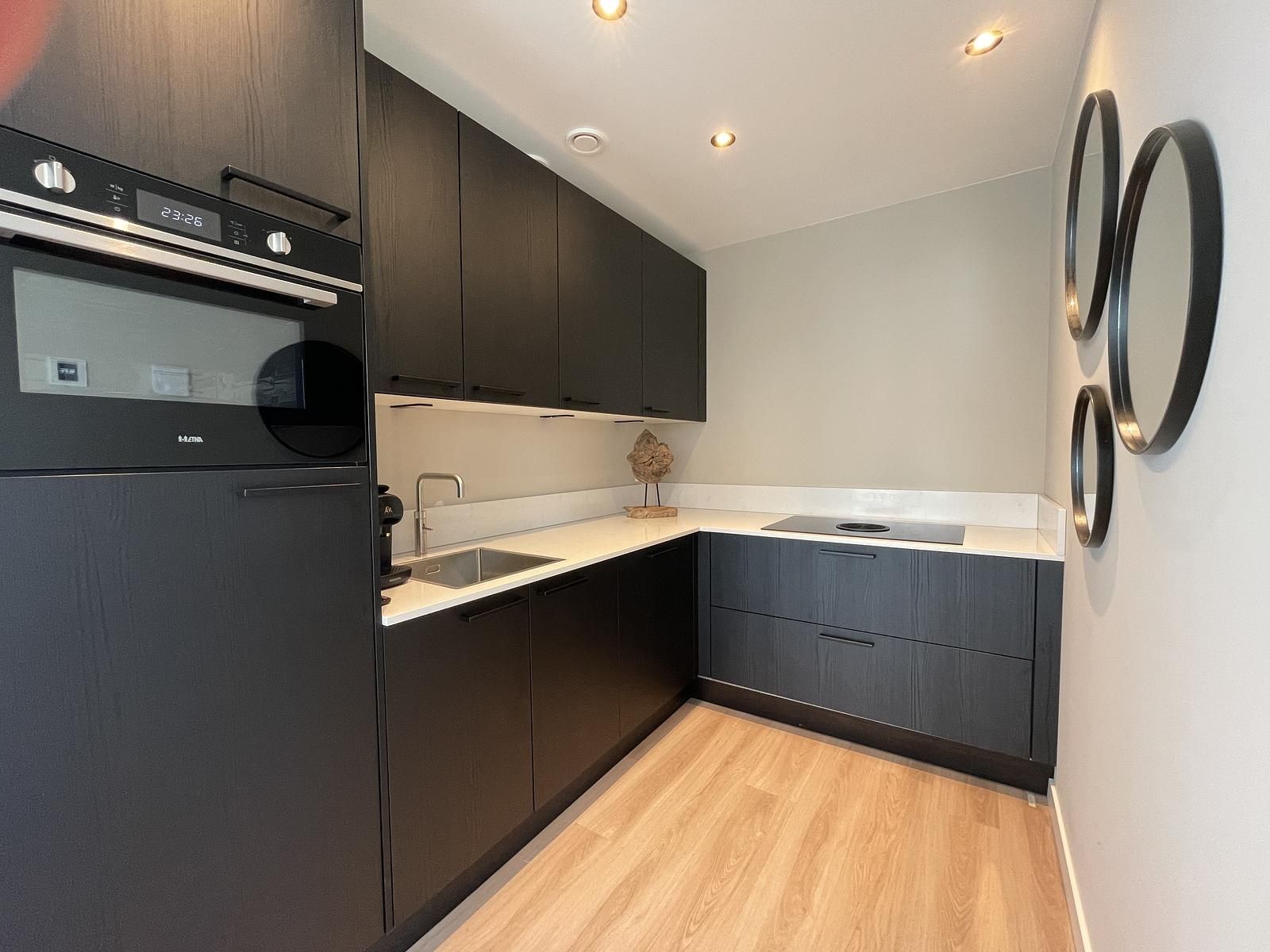 Helle Essecke in Naturvilla mit Whirlpool & Sauna, Wekerom, Veluwe. Ferienhaus mit gemuetlicher und moderner Einrichtung.