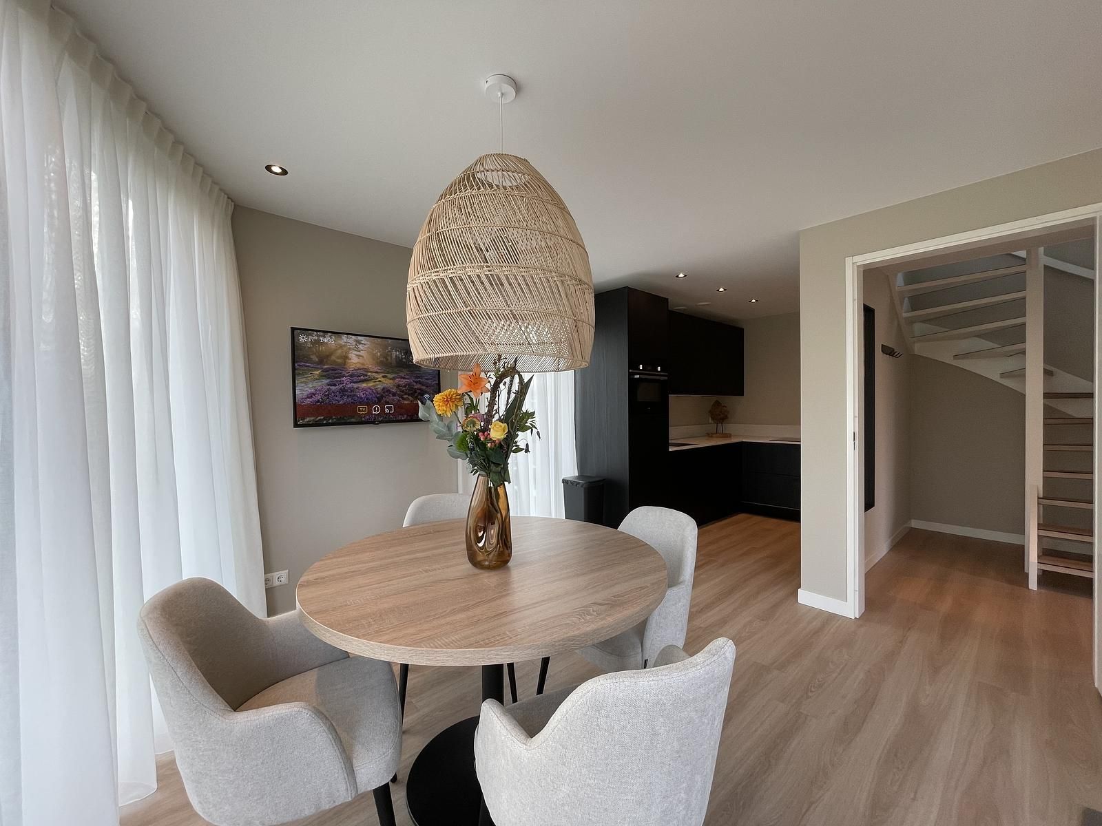 Schlafzimmer mit Aussicht in Naturvilla mit Whirlpool & Sauna, Wekerom, Veluwe. Ferienhaus mit komfortablen Betten.