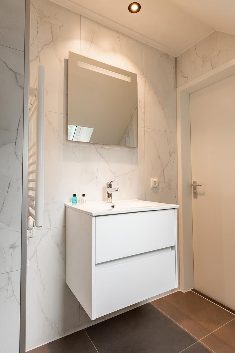 Terrasse mit Esstisch in Nature Villa with Hot tub & Sauna, Wekerom, Veluwe. Ferienhaus mit Platz fuer Mahlzeiten im Freien.