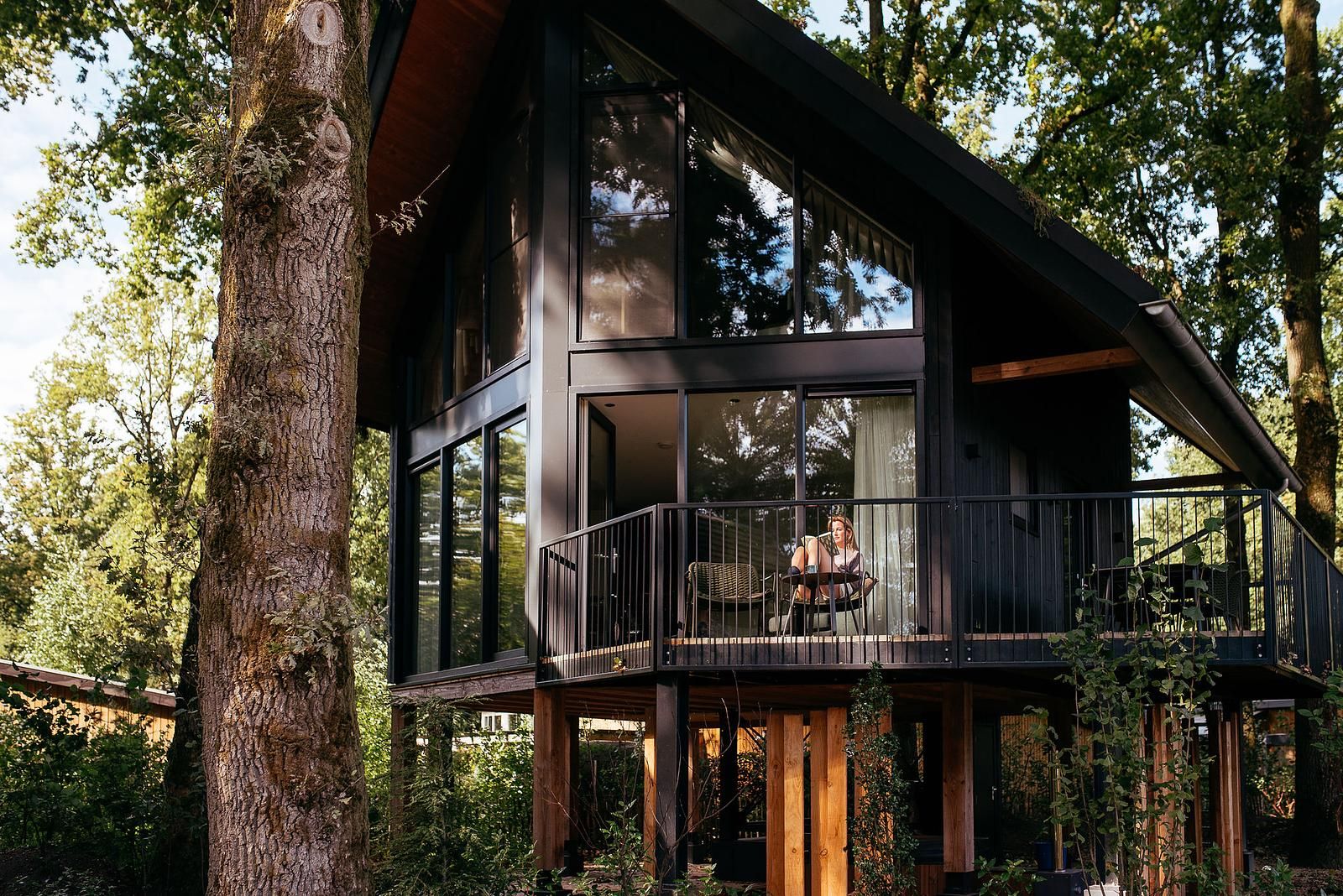 Veranda der Natur Villa mit Whirlpool & Sauna in Wekerom, Veluwe. Perfekter Ort zum Entspannen in der Natur.