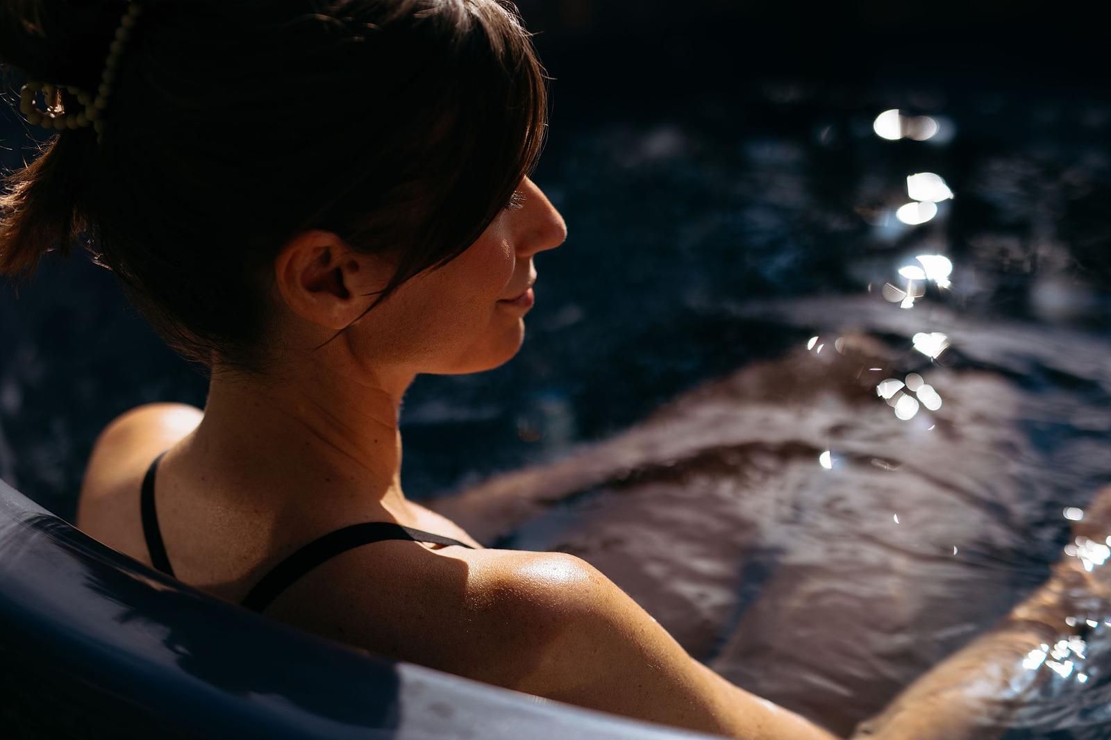 Gemuetlicher Essbereich in der Naturvilla mit Whirlpool und Sauna, Wekerom, Veluwe. Stimmungsvoller Rahmen fuer eine Dinnerparty.
