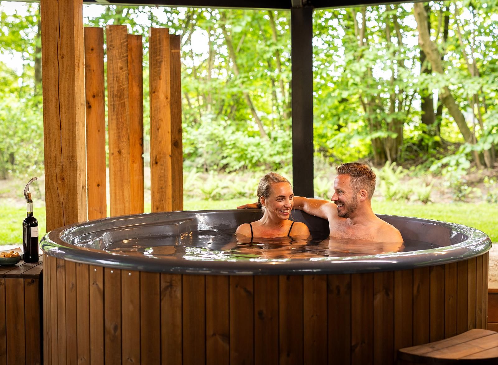 Luxurioeses Badezimmer in Naturvilla mit Whirlpool und Sauna, Wekerom, Veluwe. Ausgestattet mit modernen Einrichtungen.