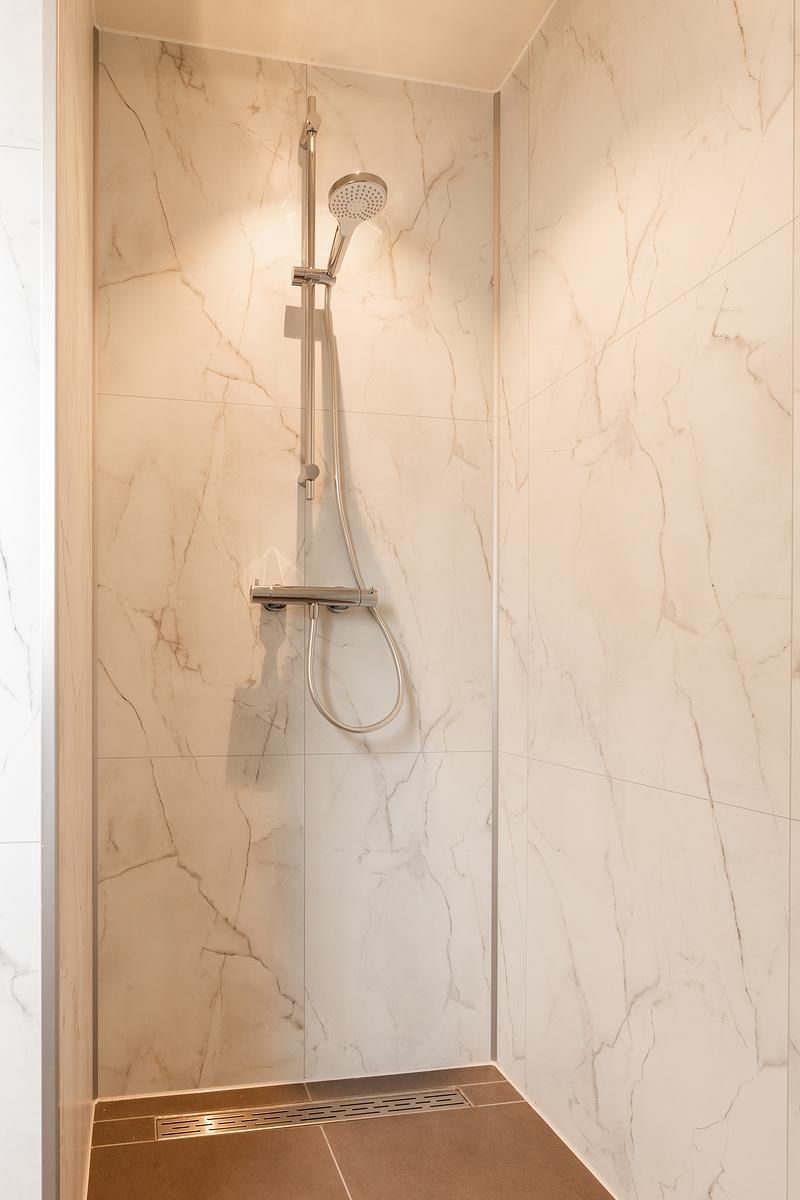 Luxus-Dusche in Natur-Villa mit Whirlpool & Sauna, Wekerom, Veluwe. Moderne Annehmlichkeiten fuer Komfort.