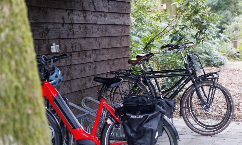 Fahrradabstellraum im Studio REE in Wekerom, Veluwe, ideal fuer die Erkundung der Natur in Gelderland.